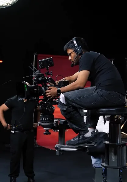 A camera operator on a SoCheers film set
